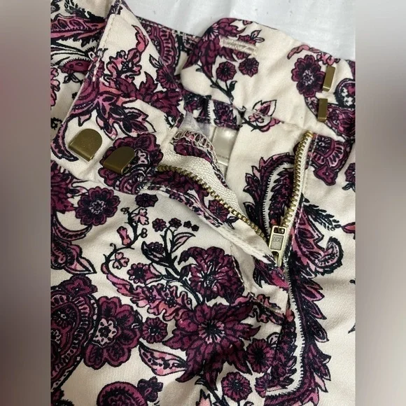 Size 0 Loft Ann Taylor Paisley Low Rise White Purple Embroidered Print Shorts - Picture 3 of 5